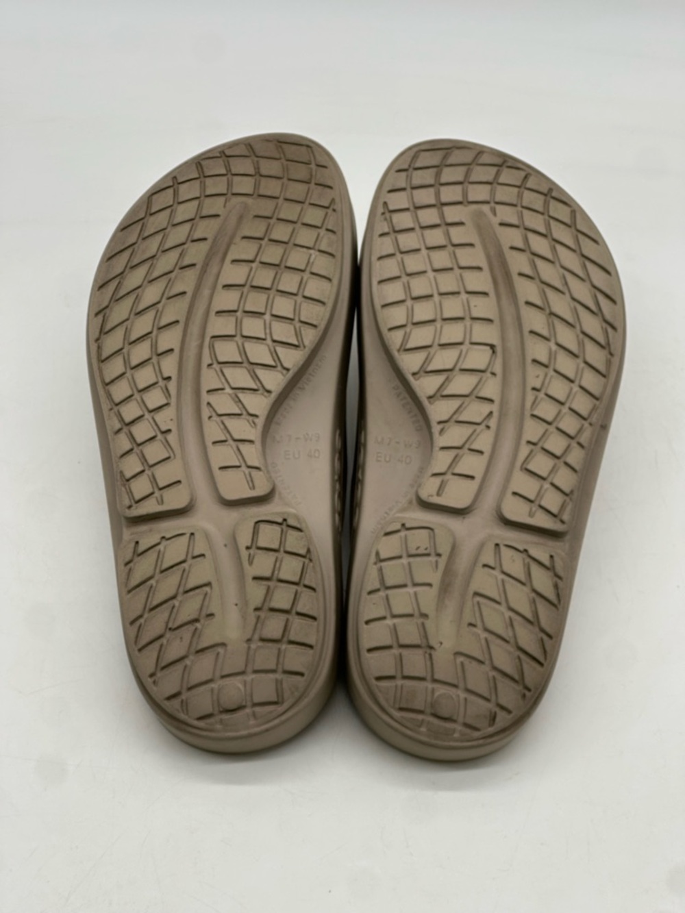 OOFOS Sandals. Size 9 - Picture 9 of 9